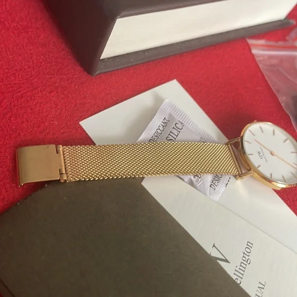 Authentic DW Gold Watch⏱⌚️⭐️ - Picture 10 of 16